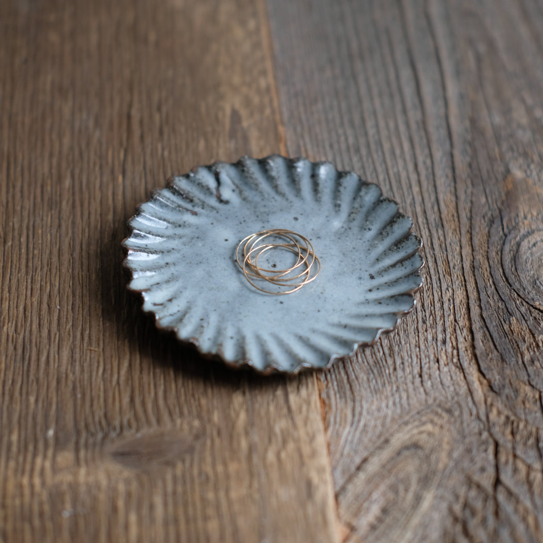 Assiette en grès grise en forme de fleur réalisée par le céramiste Shin Ito