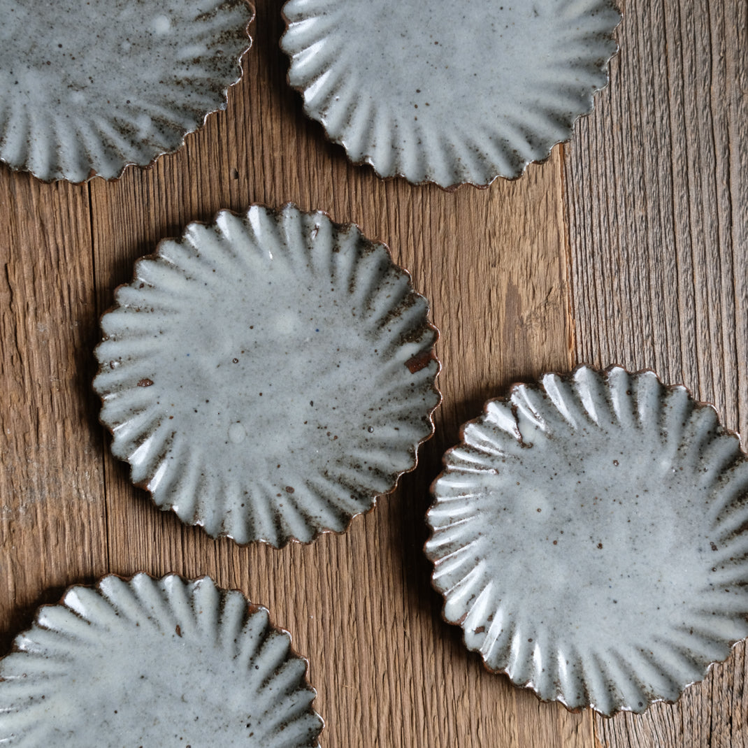 Assiette en grès grise en forme de fleur réalisée par le céramiste Shin Ito