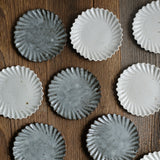 Assiette en grès grise en forme de fleur réalisée par le céramiste Shin Ito
