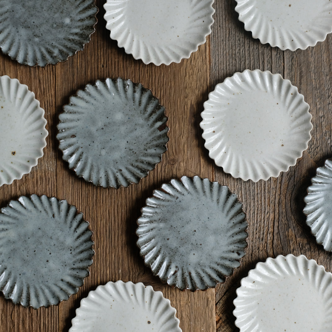 Assiette en grès blanche en forme de fleur réalisée par le céramiste Shin Ito