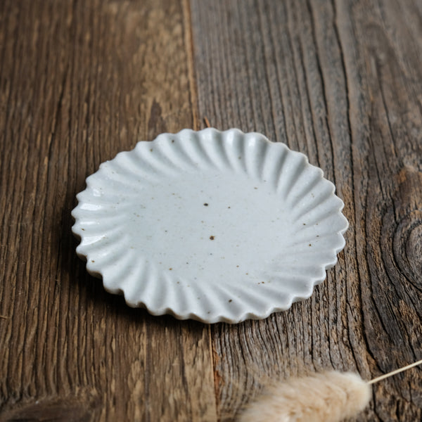 Assiette en grès blanche en forme de fleur réalisée par le céramiste Shin Ito