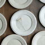 Assiette en grès blanche réalisée par le céramiste Shin Ito