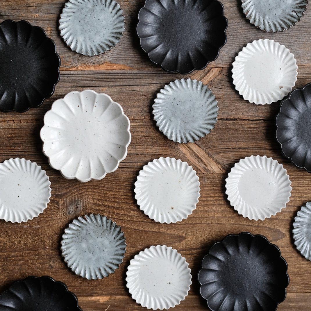 Assiette en grès blanche en forme de fleur réalisée par le céramiste Shin Ito