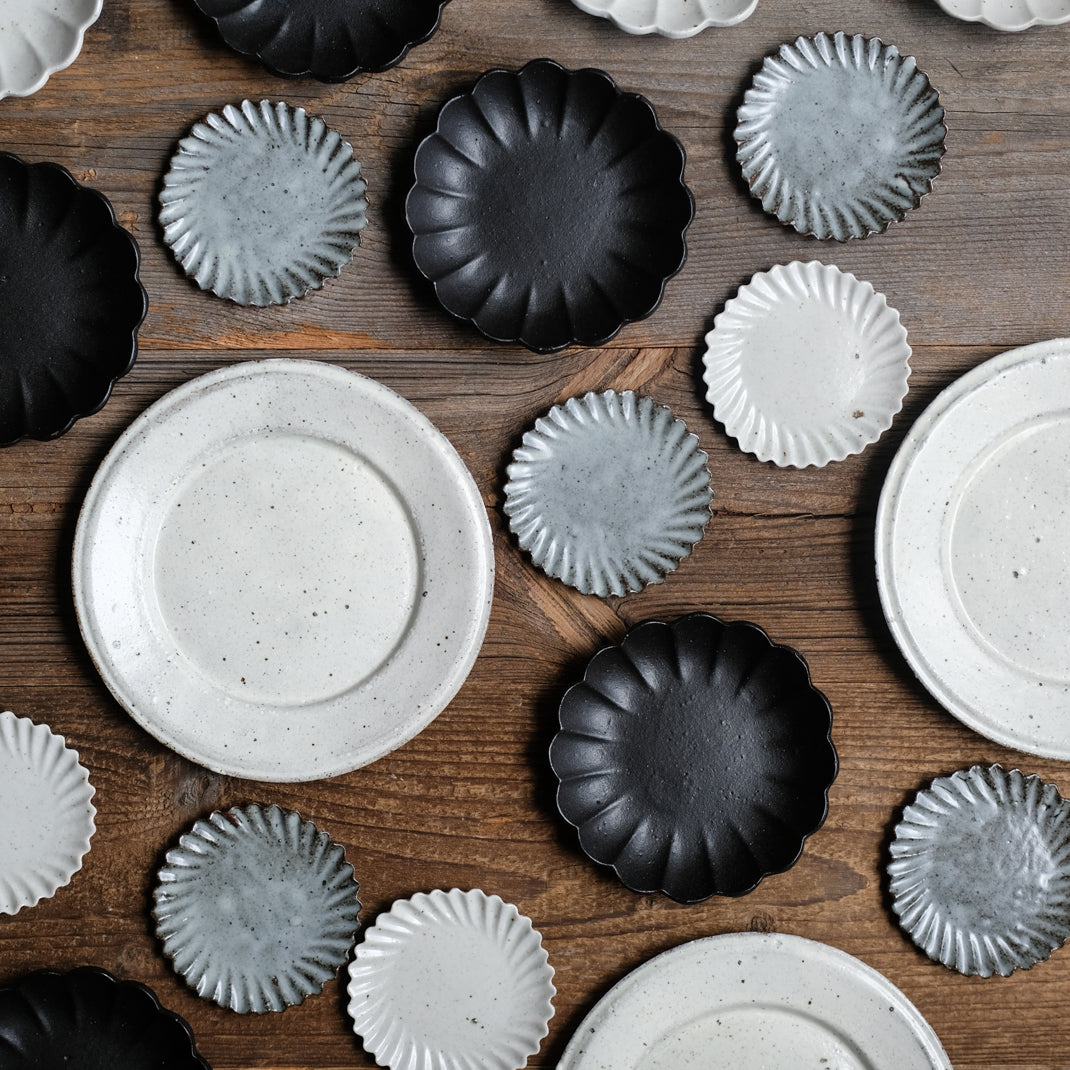 Assiette en grès grise en forme de fleur réalisée par le céramiste Shin Ito