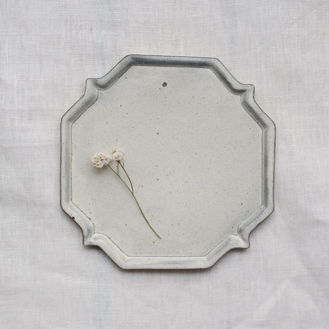 Assiette octognale en grès blanche réalisée par le céramiste Shin Ito
