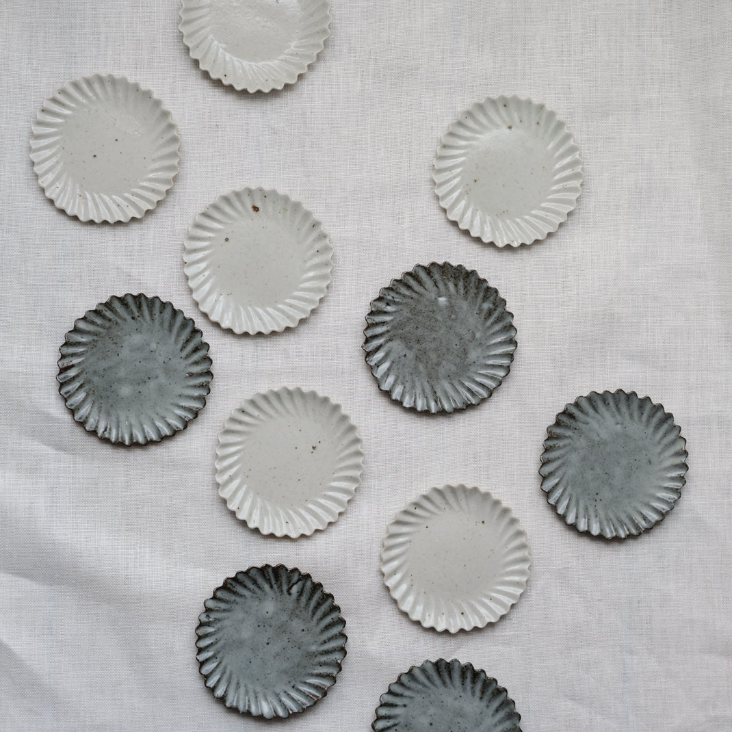 Assiette en grès grise en forme de fleur réalisée par le céramiste Shin Ito