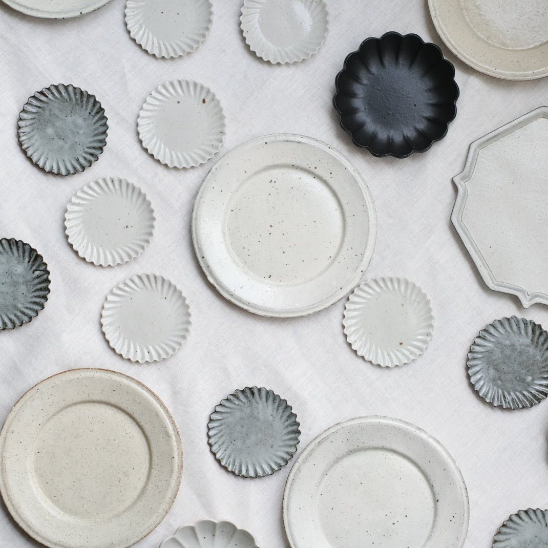 Assiette en grès blanche en forme de fleur réalisée par le céramiste Shin Ito