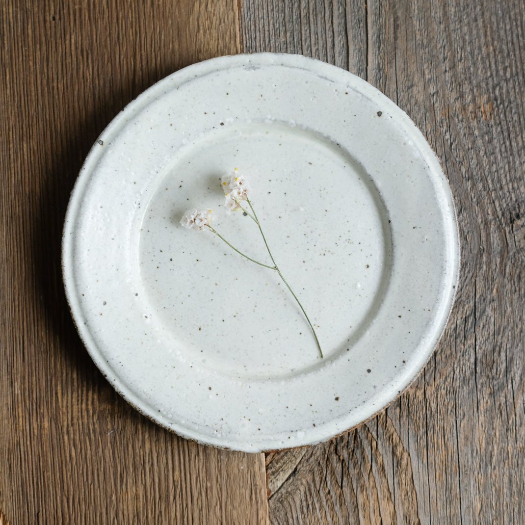 Assiette en grès blanche réalisée par le céramiste Shin Ito