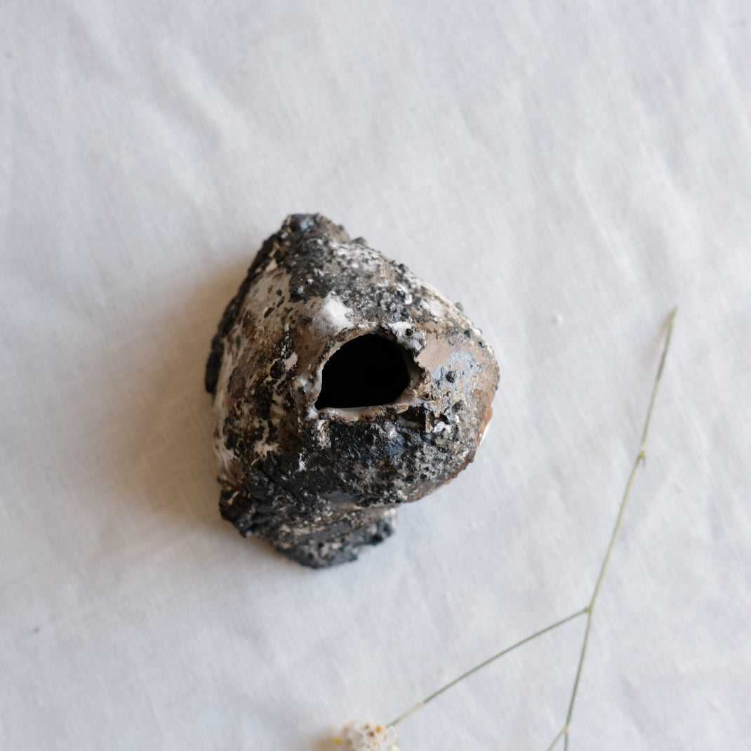 Vase unique élaboré avec une technique particulière par Yellow Nose Studio, en exclu chez Brutal Ceramics