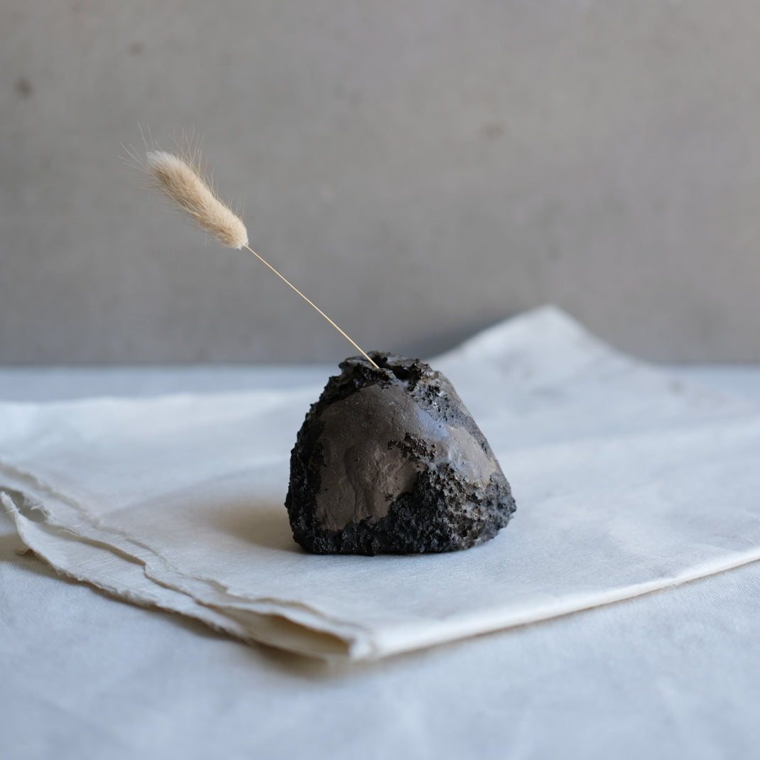 Vase unique élaboré avec une technique particulière par Yellow Nose Studio, en exclu chez Brutal Ceramics
