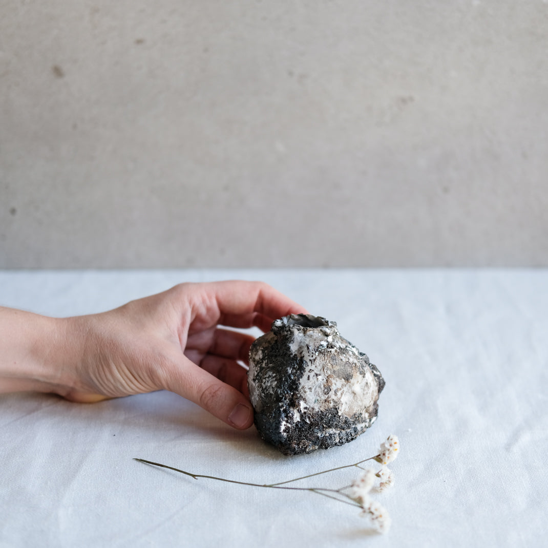 Vase unique élaboré avec une technique particulière par Yellow Nose Studio, en exclu chez Brutal Ceramics