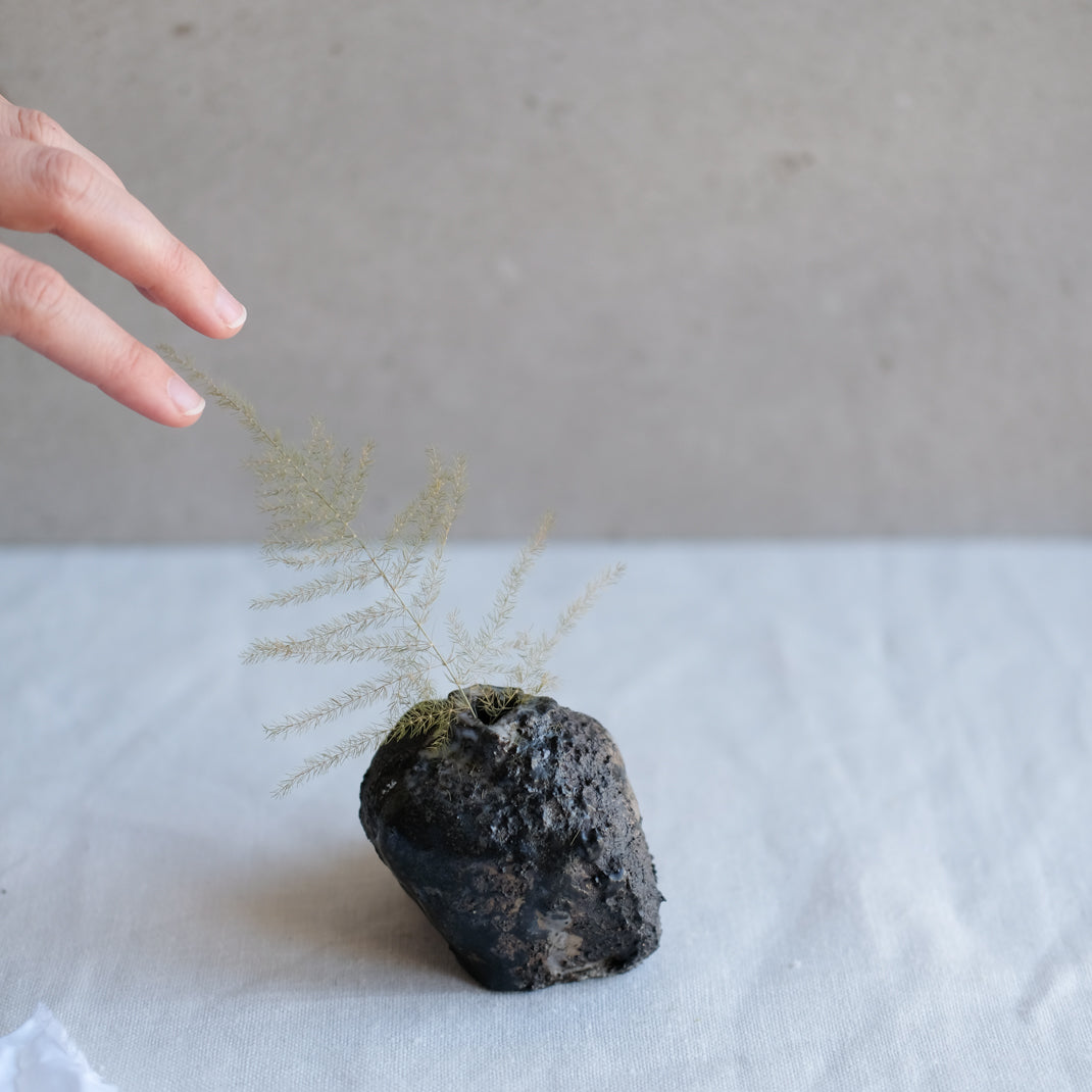 Vase unique élaboré avec une technique particulière par Yellow Nose Studio, en exclu chez Brutal Ceramics