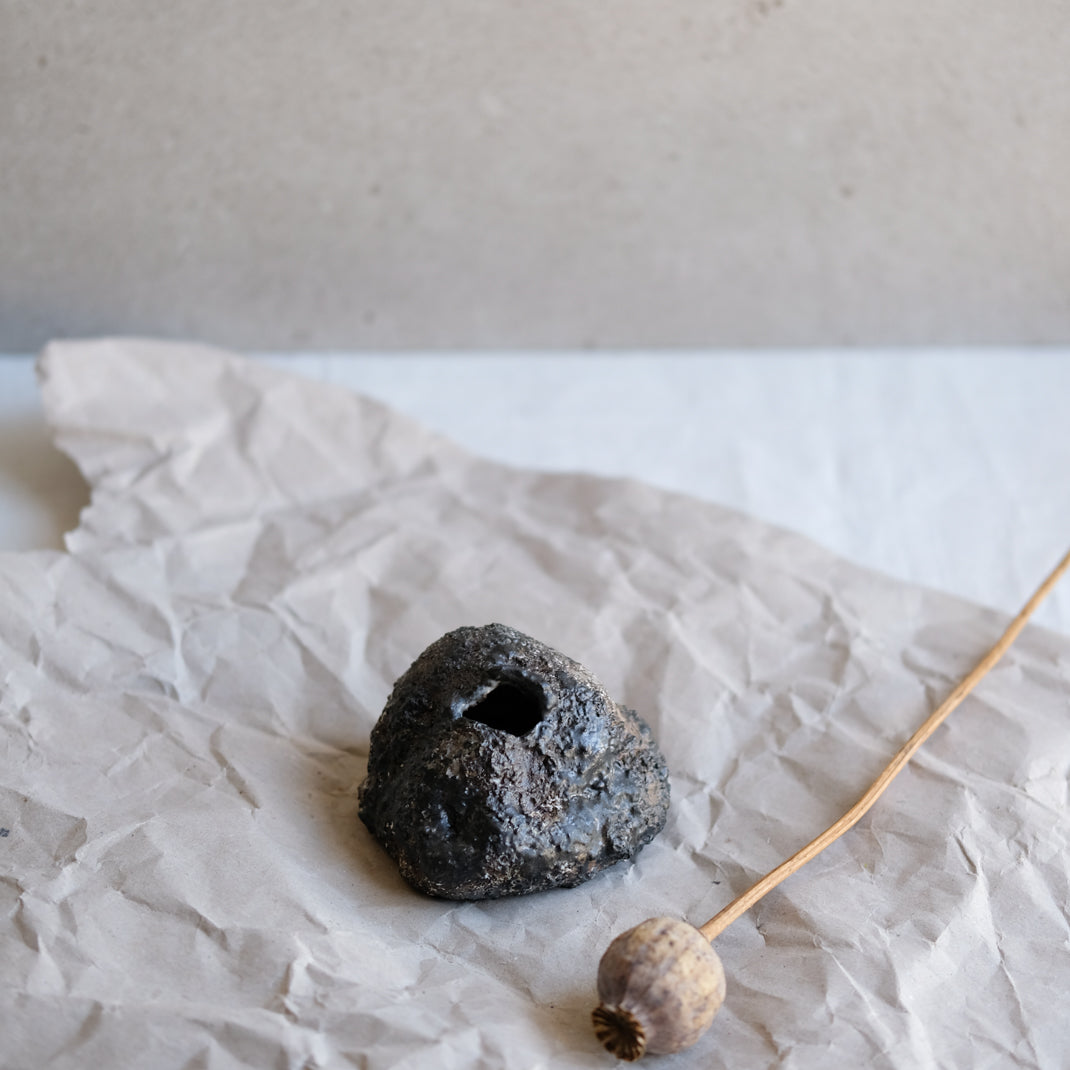 Vase unique élaboré avec une technique particulière par Yellow Nose Studio, en exclu chez Brutal Ceramics