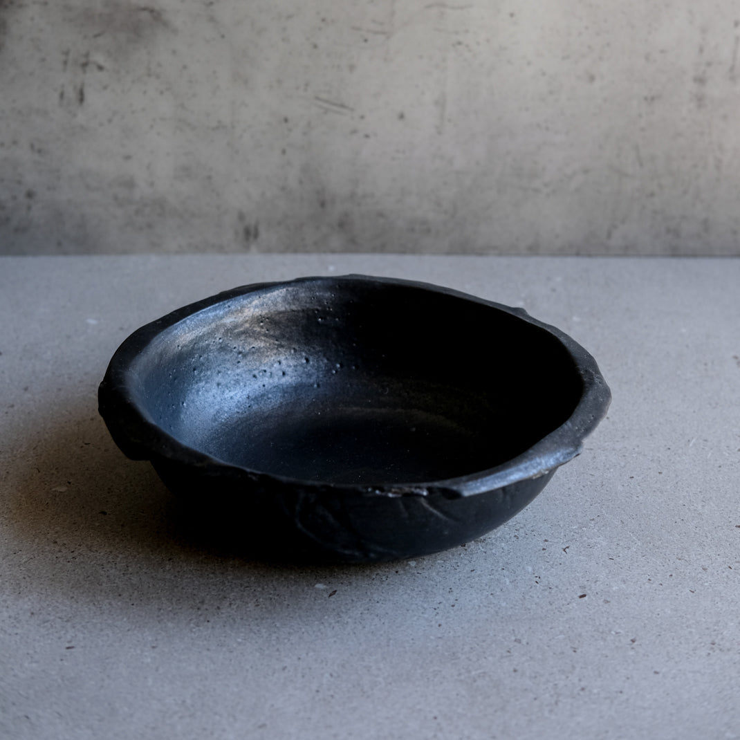 Bol en grès noir réalisé à la main par Yellow Nose Studio  chez Brutal Ceramics