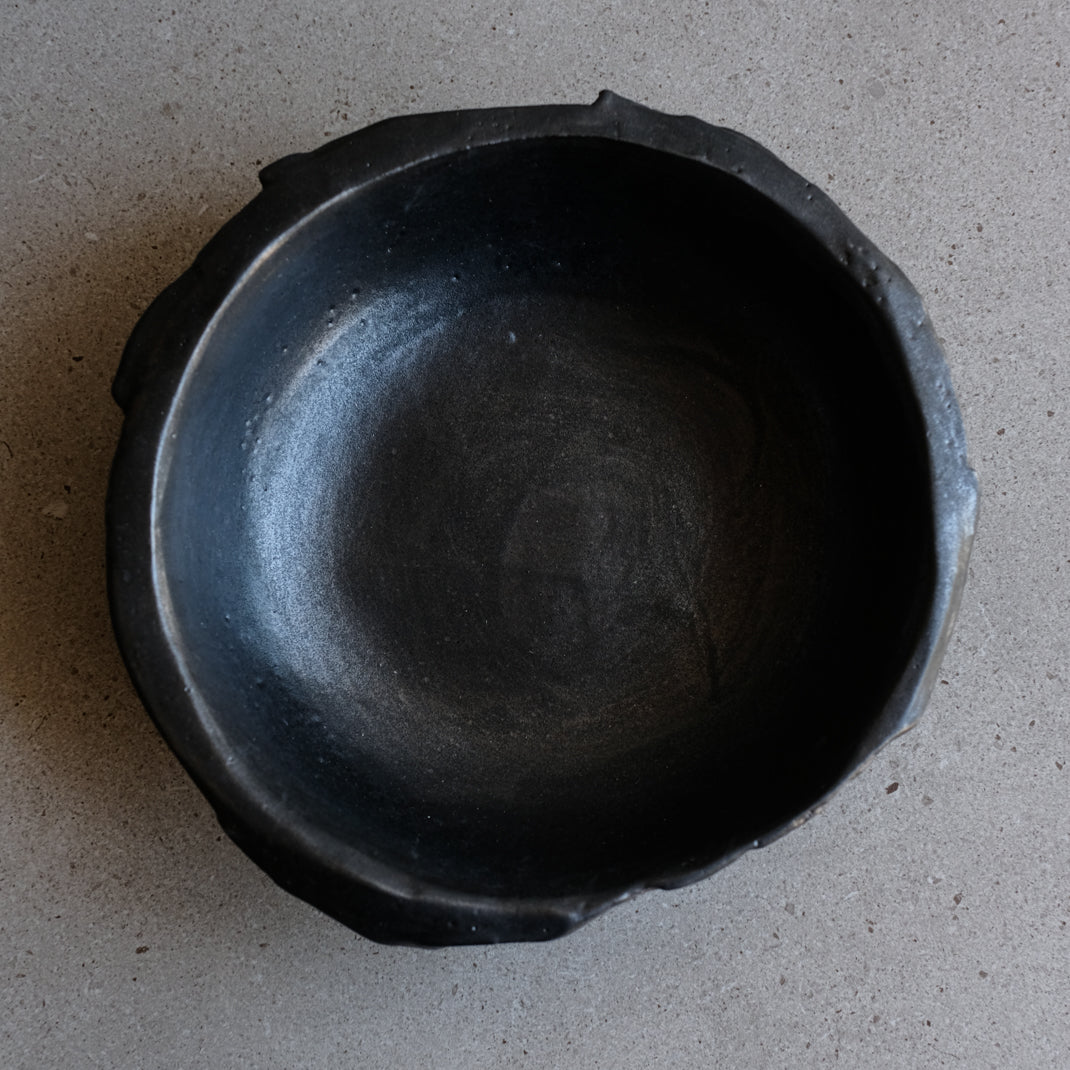 Bol en grès noir réalisé à la main par Yellow Nose Studio  chez Brutal Ceramics