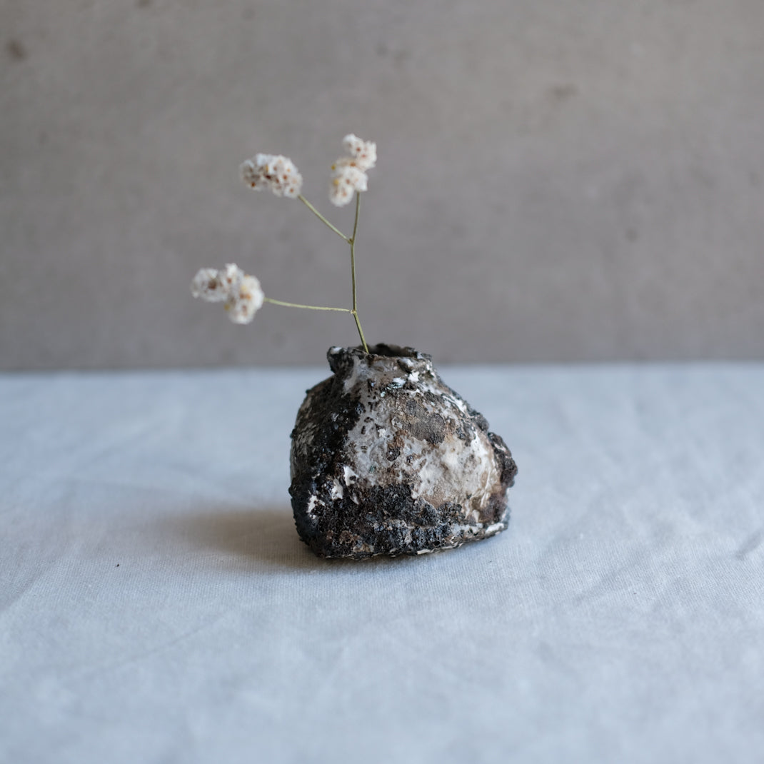 Vase unique élaboré avec une technique particulière par Yellow Nose Studio, en exclu chez Brutal Ceramics