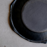Assiette en grès noir réalisée à la main par Yellow Nose Studio  chez Brutal Ceramics