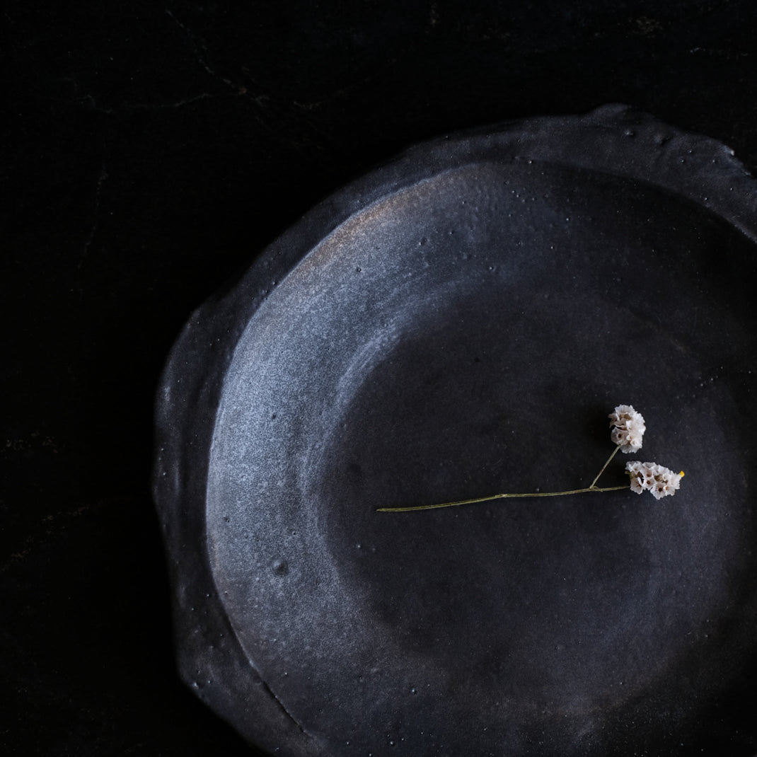Assiette en grès noir réalisée à la main par Yellow Nose Studio  chez Brutal Ceramics