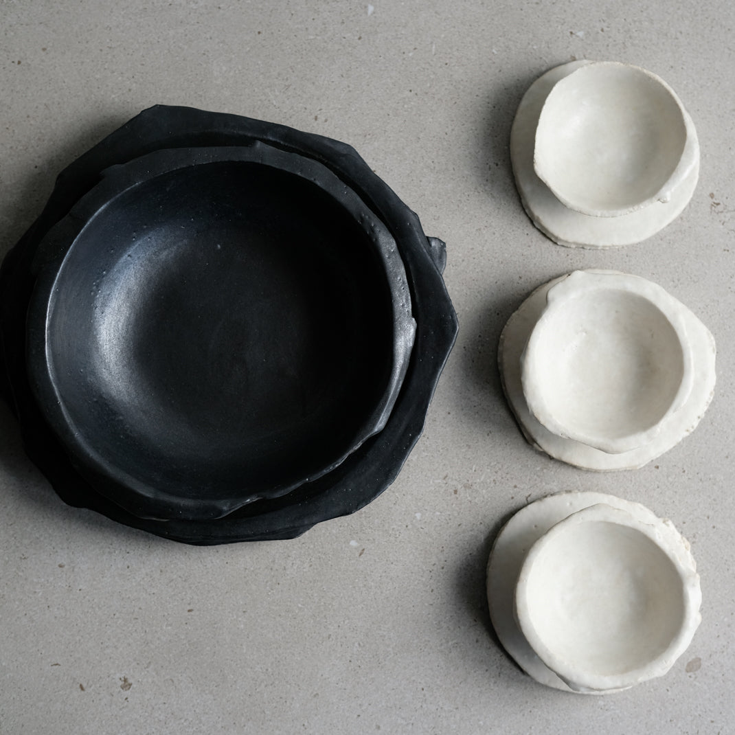 Bol en grès noir réalisé à la main par Yellow Nose Studio  chez Brutal Ceramics