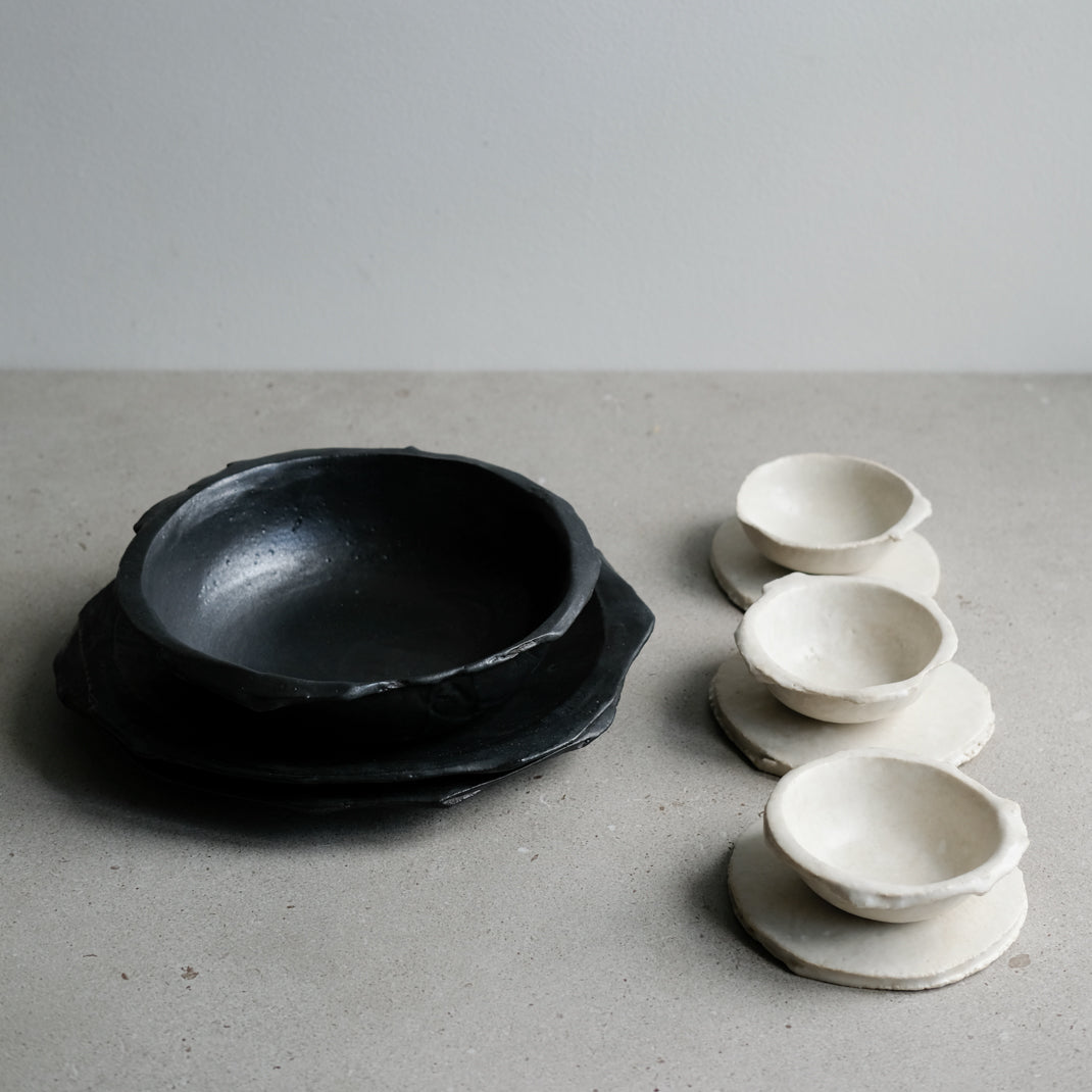 Assiette en grès noir réalisée à la main par Yellow Nose Studio  chez Brutal Ceramics