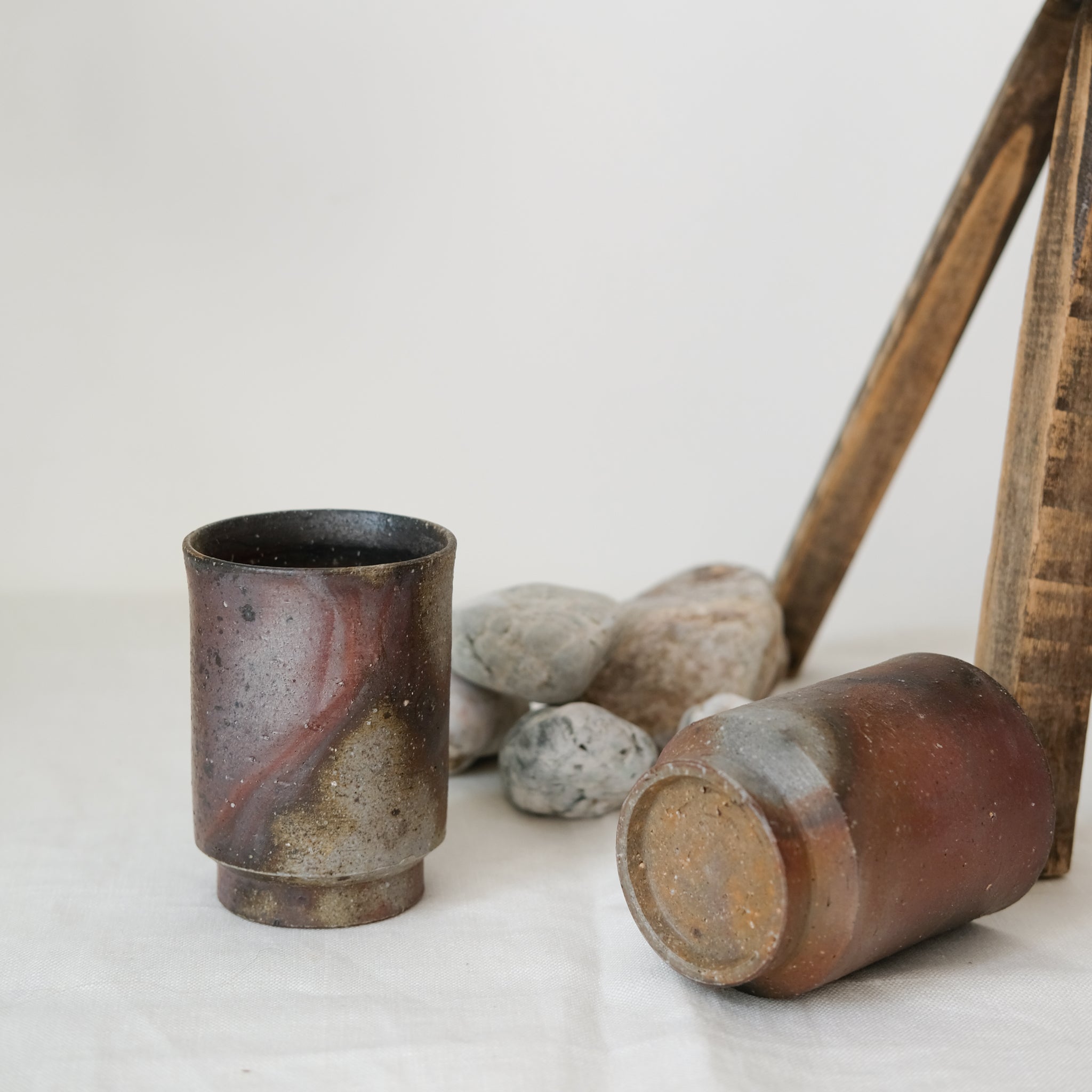 Tasses Bizen Yaki L japonaises par Asemi chez Brutal Ceramics