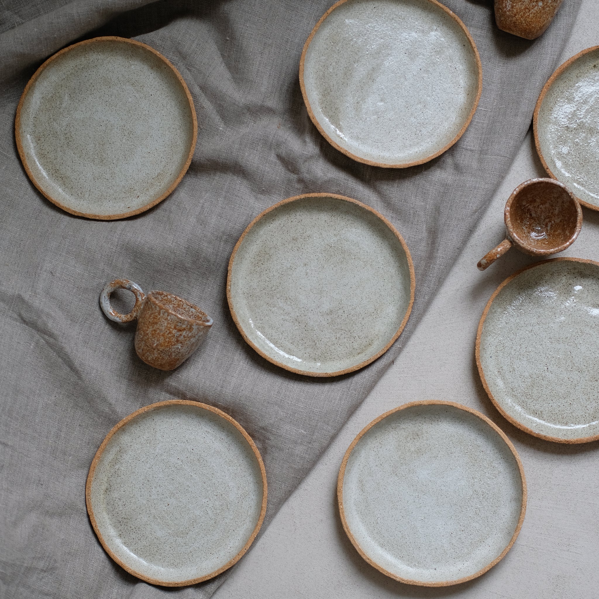 Assiette en grès roux chamotté gris moucheté par la céramiste Camille Esnée 