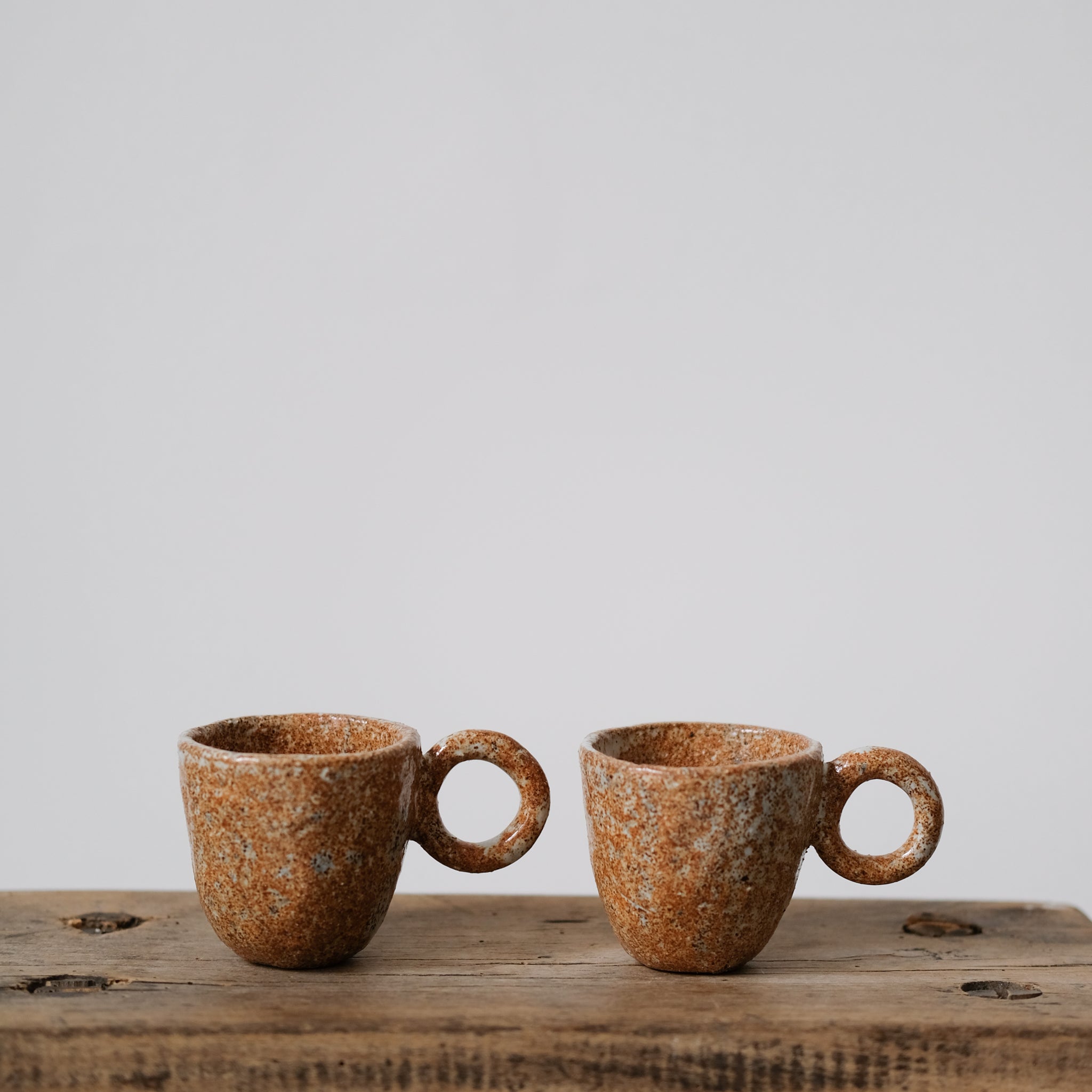 Tasse expresso grès roux moucheté par la céramiste Camille Esnée