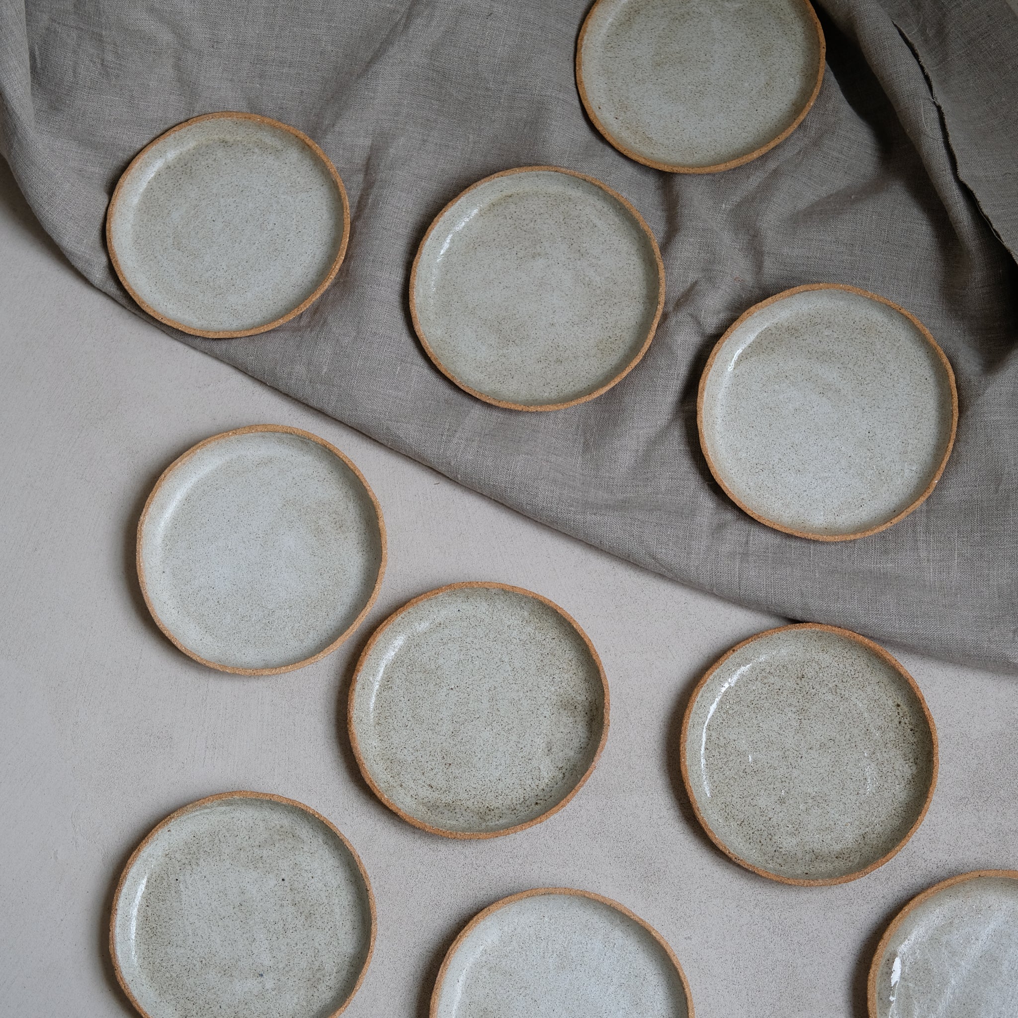 Assiette en grès roux chamotté gris moucheté par la céramiste Camille Esnée 