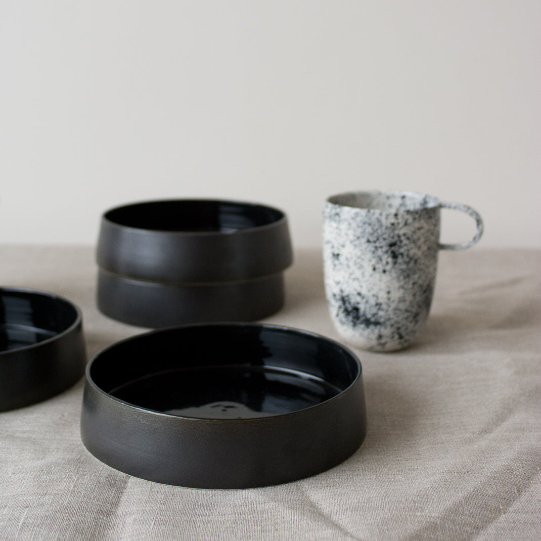 Assiette creuse noire faite à la main dans l'atelier parisien de Pia Van Peteghem, céramiste