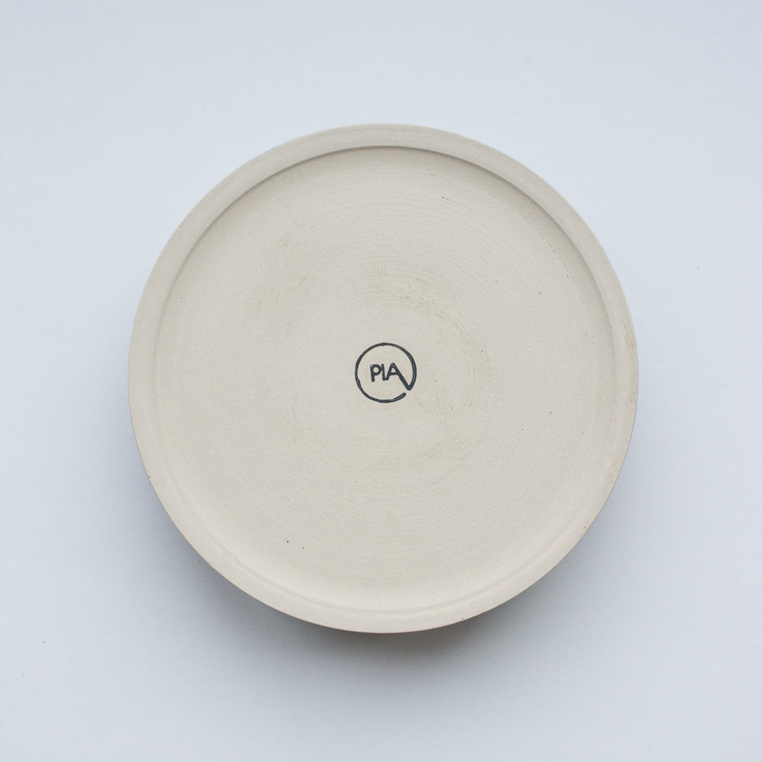 Assiette creuse noire faite à la main dans l'atelier parisien de Pia Van Peteghem, céramiste