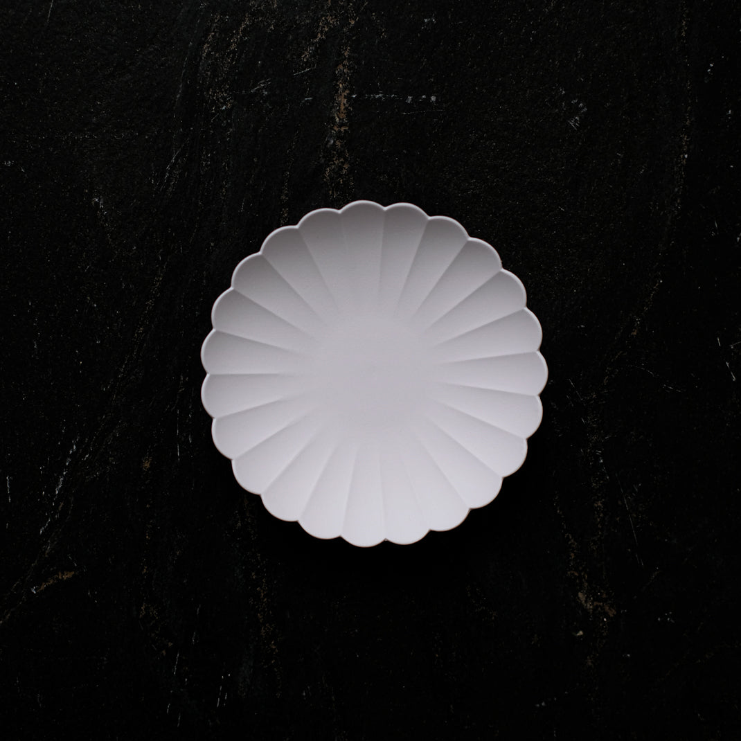 Assiette chrysanthème D11cm par 1616 arita au japon chez Brutal Ceramics