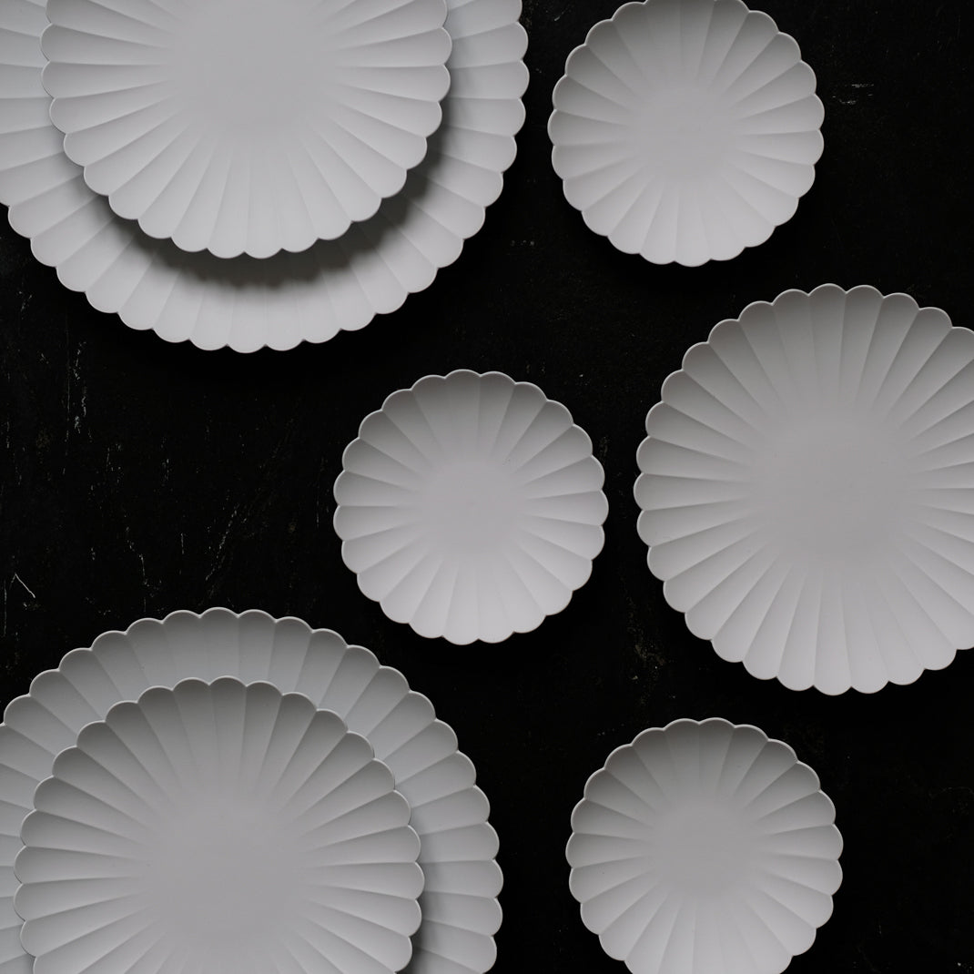 Assiette chrysanthème D11cm par 1616 arita au japon chez Brutal Ceramics