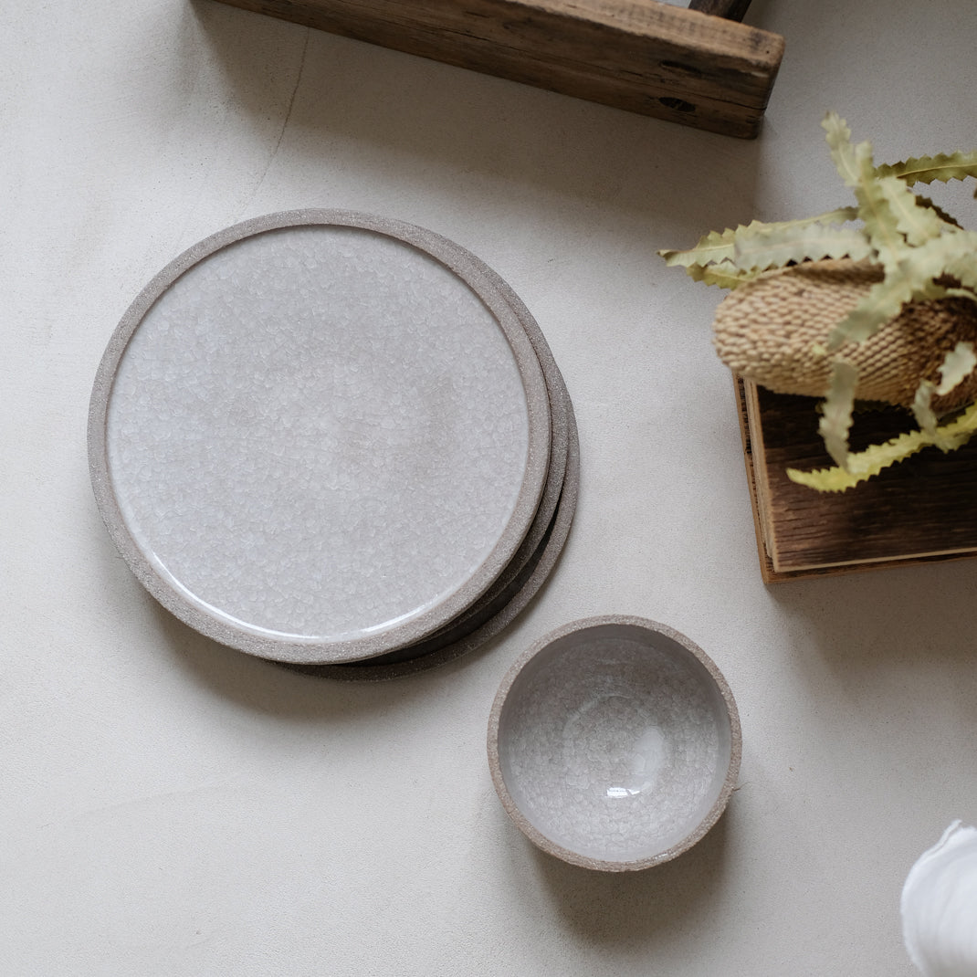 Assiette en grès gris craquelé d'Albarello chez Brutal