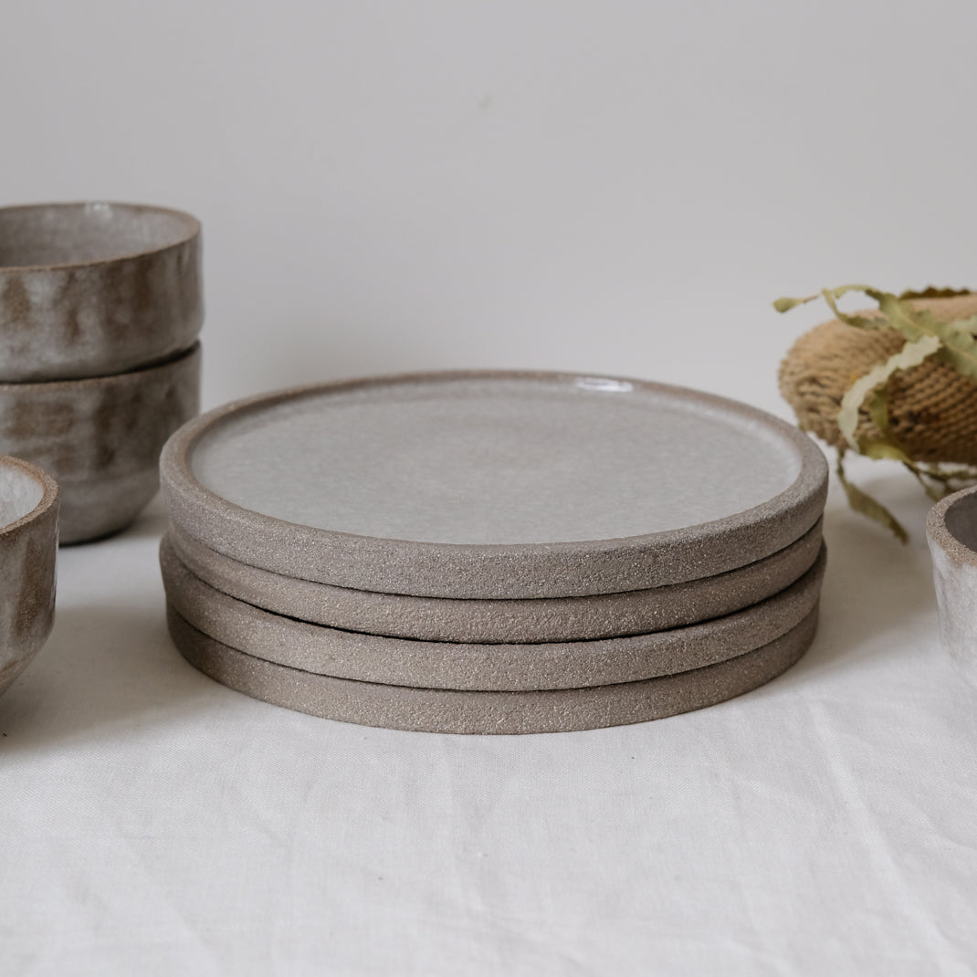 Assiette en grès gris craquelé d'Albarello chez Brutal