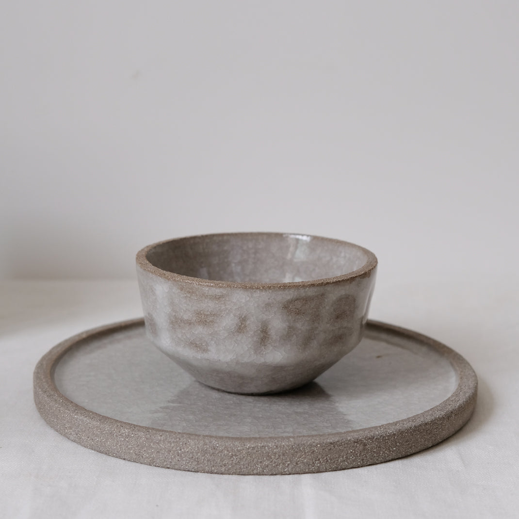 Assiette en grès gris craquelé d'Albarello chez Brutal