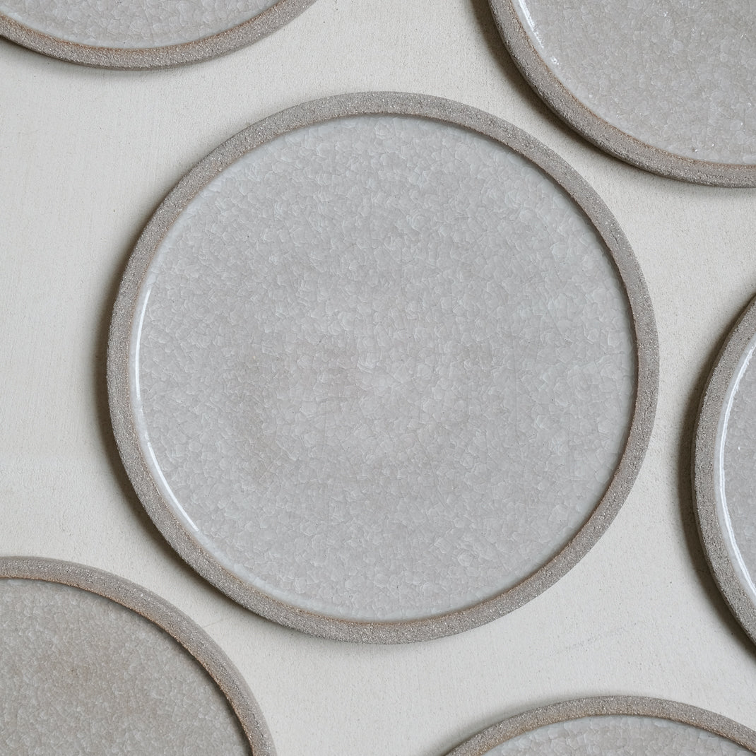 Assiette en grès gris craquelé d'Albarello chez Brutal