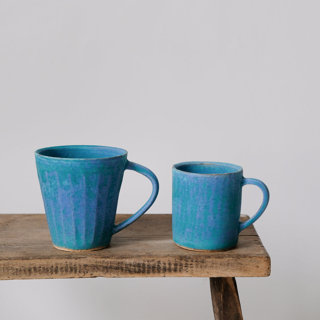 Tasse antique blue 170ml de la céramiste japonaise Aya Ogawa chez Brutal Ceramics