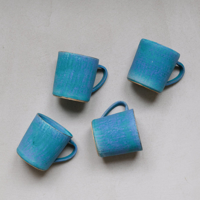 Tasse antique blue 170ml de la céramiste japonaise Aya Ogawa chez Brutal Ceramics