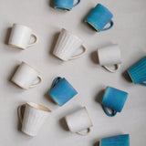 Tasse antique blue 170ml de la céramiste japonaise Aya Ogawa chez Brutal Ceramics