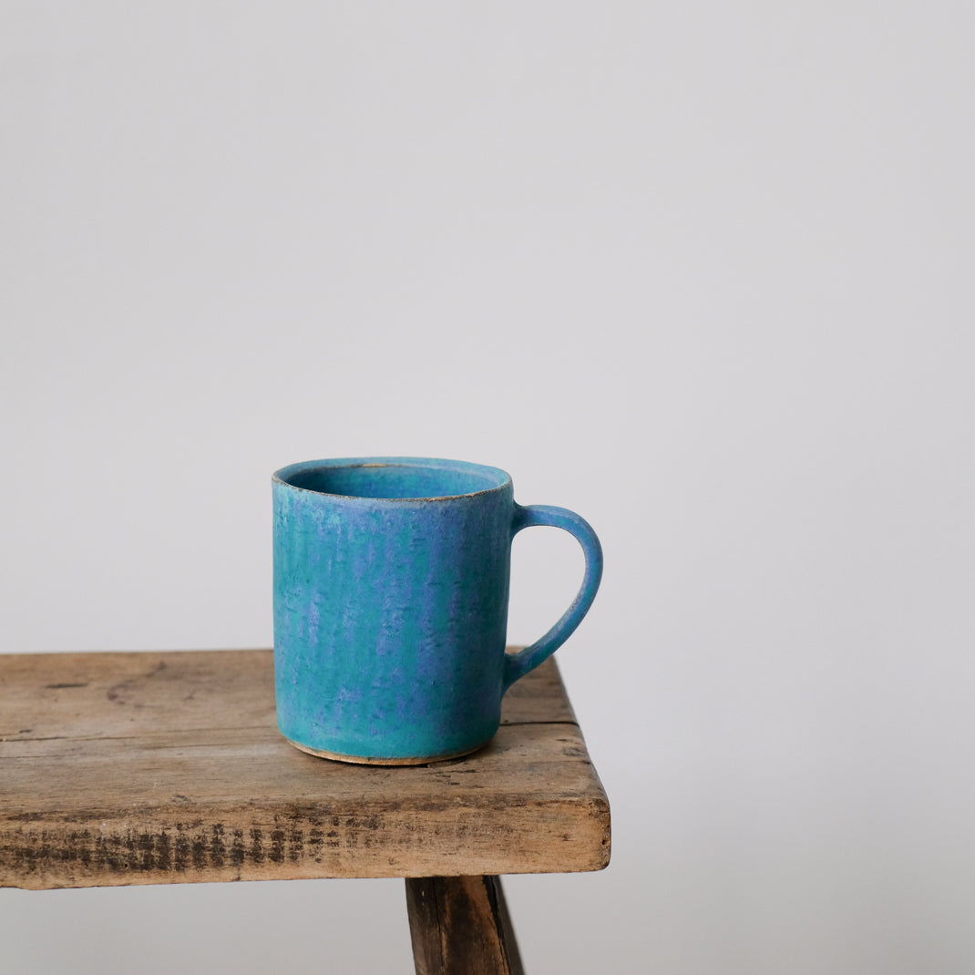 Tasse antique blue 170ml de la céramiste japonaise Aya Ogawa chez Brutal Ceramics