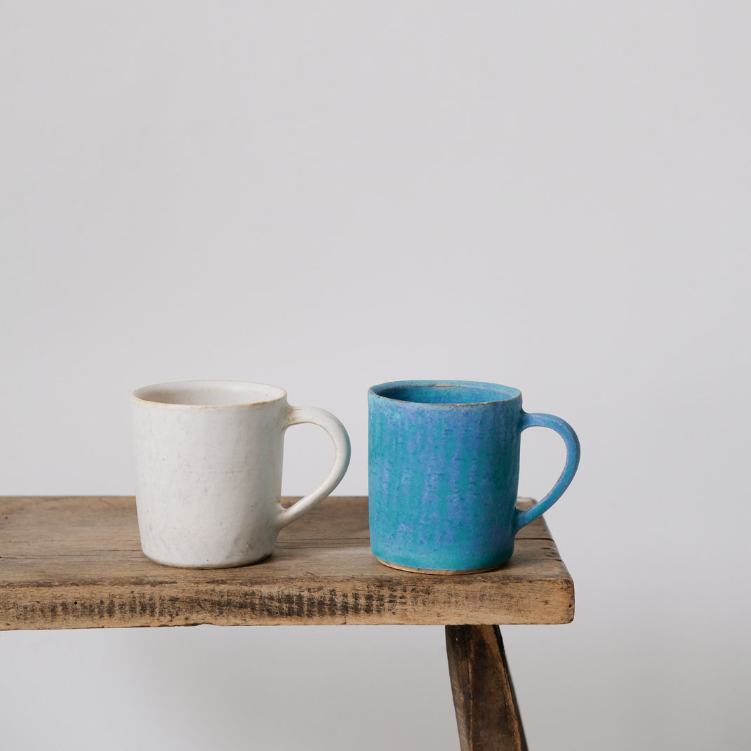 Tasse antique blue 170ml de la céramiste japonaise Aya Ogawa chez Brutal Ceramics