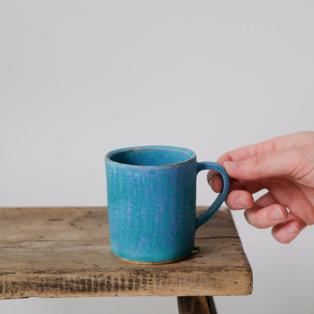 Tasse antique blue 170ml de la céramiste japonaise Aya Ogawa chez Brutal Ceramics