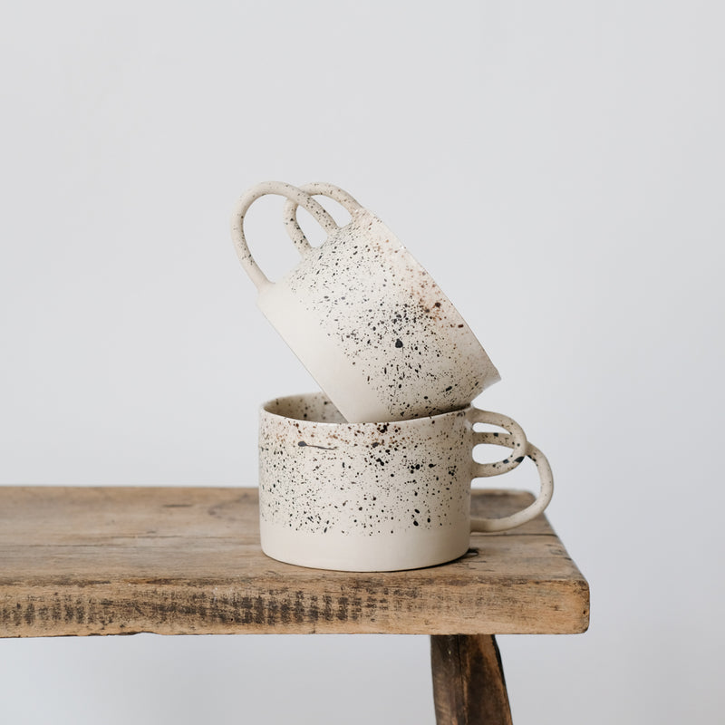La mug loop dessinée par Camille Esnée sur Brutal Ceramics