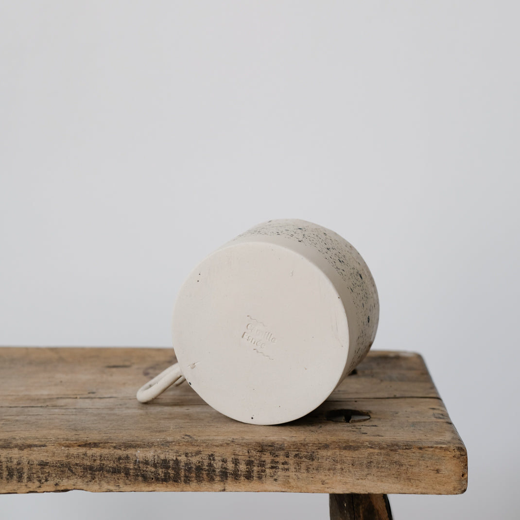 La mug loop dessinée par Camille Esnée sur Brutal Ceramics