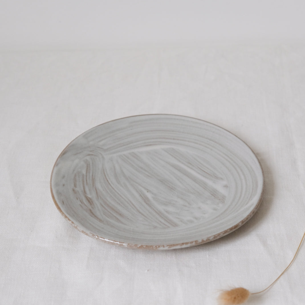 Assiette réalisée par Dauphine Scalbert chez Brutal Ceramics