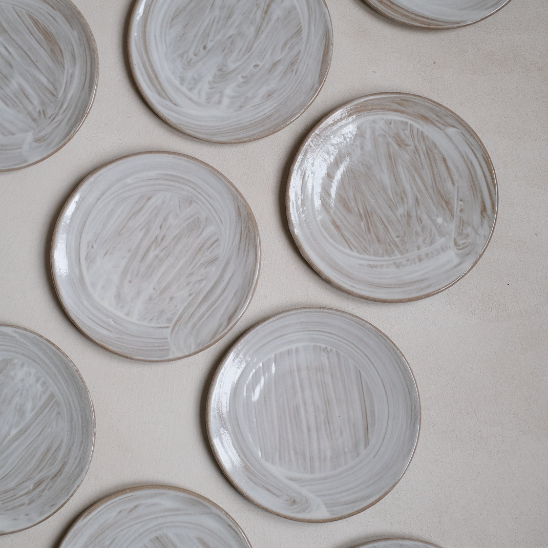 Assiette réalisée par Dauphine Scalbert chez Brutal Ceramics