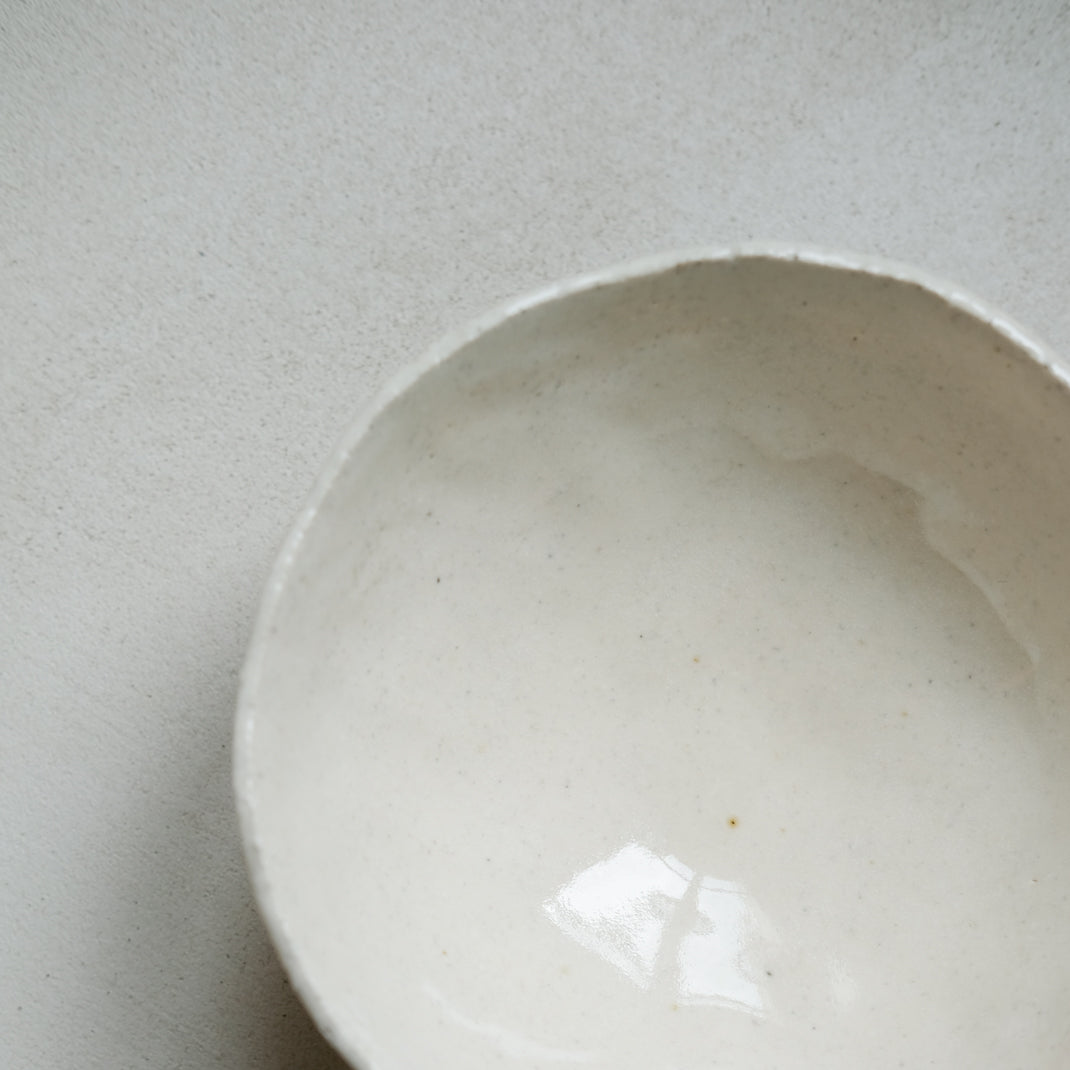 Bol en grès blanc chamotté par Judith Lasry chez Brutal Ceramics