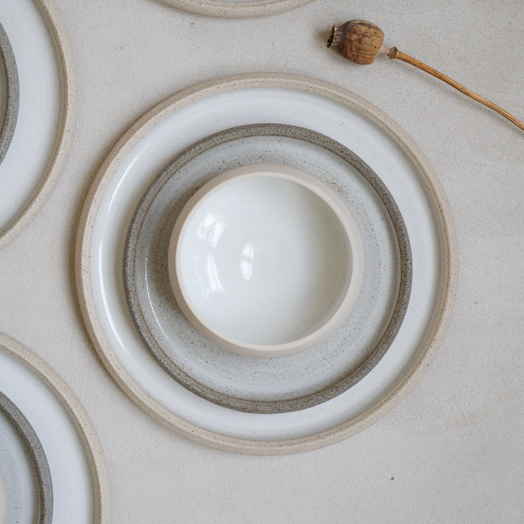Bol en grès beige par Kim Verbeke chez Brutal Ceramics