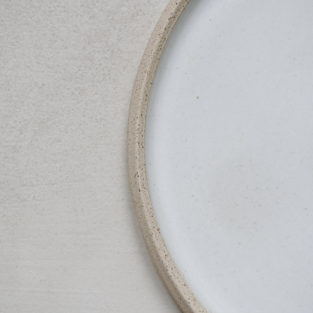 Assiette en grès beige par Kim Verbeke chez Brutal Ceramics