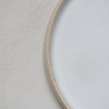 Assiette en grès beige par Kim Verbeke chez Brutal Ceramics